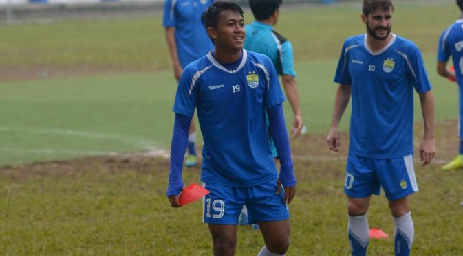 Keberhasilan Febri Hariyadi inspirasi Djajang Nurdjaman untuk rekrut pemain junior lainnya (Liputan6.com/Kukuh Saokani)
