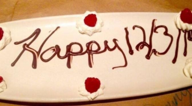 Dessert dari pihak restoran untuk pasangan Amy dan Justin yang saat itu baru kencan pertama. (Foto: comopolitan.com)