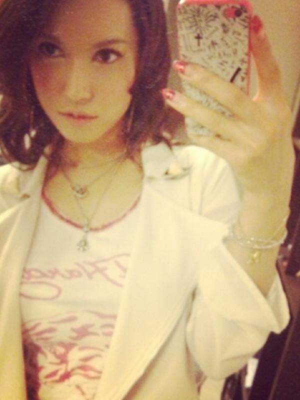 Tidak selalu terbuka, Maria Ozawa pun kerap berpenampilan sopan dengan pakaian tertutup. (via: Instagram/@mariaozawa)