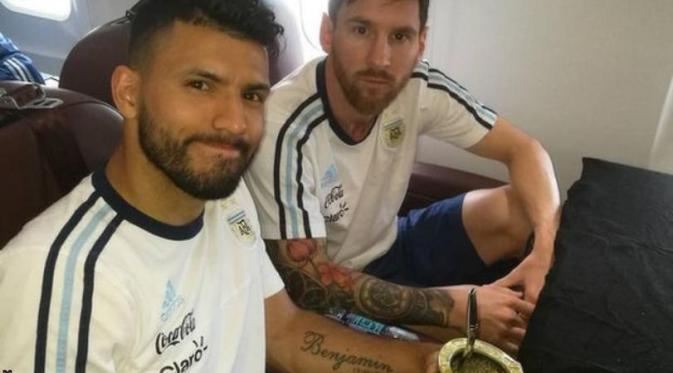 Lionel Messi (kanan) dan Sergio Aguero sempat berfoto di pesawat yang jatuh di Medellin.