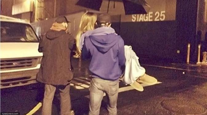 Foto Ariana Grande yang tersebar menunjukkan sang artis minta digendong (The Richest)