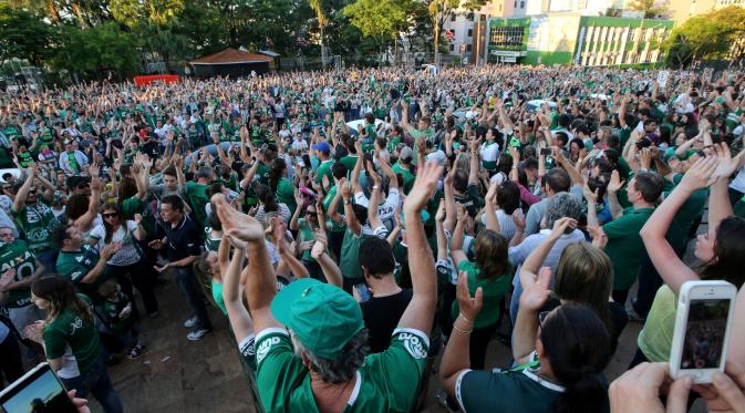 Sejumlah fans berkumpul di kota Chapeco, Brasil, atas tragedi jatuhnya pesawat yang ditumpangi klub sepakbola Chapecoense, Selasa (29/11). Hijau yang menjadi warna seragam klub Chapecoense mendominasi hampir seluruh negara Brasil. (REUTERS/Paulo Whitaker)