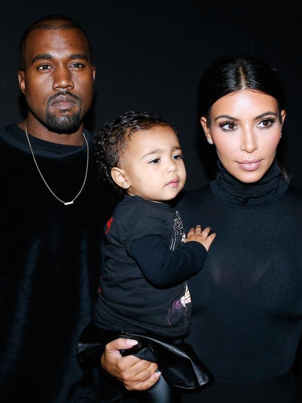 Kim Kardashian dan Kanye West bersama putri mereka, North.