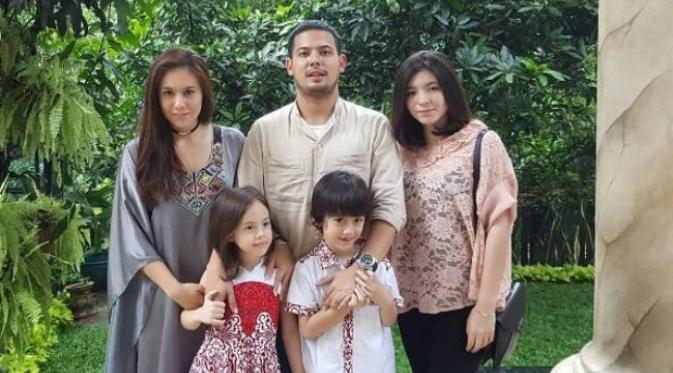 Wulan Guritno bersama keluarganya. (Instagram - @wulanguritno)