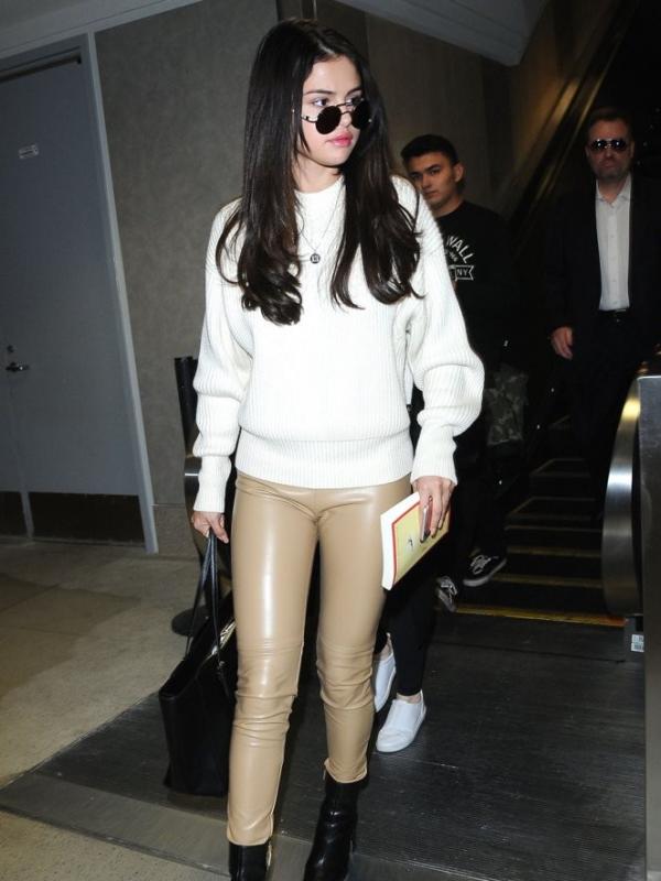 Selena Gomez saat berada di bandara LAX, Senin (28/11/2016)