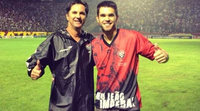 Matheus Saroli bersama sang ayah Caio Junior. (Facebook/Daily Mail) 