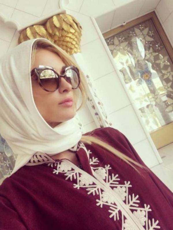 Paris Hilton saat mengunjungi Abu Dhabi. (Instagram - @parishilton)