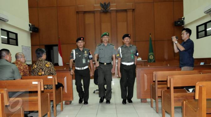 Terdakwa Brigjen Teddy Hernayadi (tengah) meninggalkan ruang sidang usai mengikuti pembacaan vonis di Pengadilan Militer Jakarta, Rabu (30/11). Majelis hakim menjatuhkan vonis hukuman penjara seumur hidup kepada Brigjen Teddy. (Liputan6.com/Helmi Afandi)