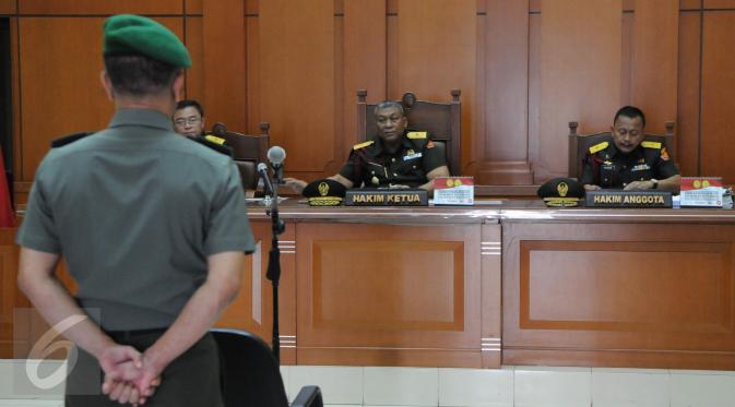 Majelis Hakim membacakan vonis kasus korupsi dengan terdakwa Brigjen Teddy Hernayadi, di Pengadilan Militer Jakarta, Rabu (30/11). Teddy dijerat UU Korupsi karena diduga telah menyalahgunakan wewenangnya sebagai prajurit TNI. (Liputan6.com/Helmi Afandi)