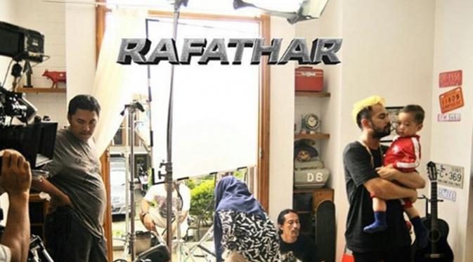 Raffi Ahmad dan Rafathar saat syuting film Rafathar. (Instagram/rafatharmovie)