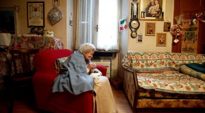 Emma Morano, wanita tertua di dunia yang rayakan ulang tahun ke-117 duduk di sofa. Foto: REUTERS/Alessandro Garofalo