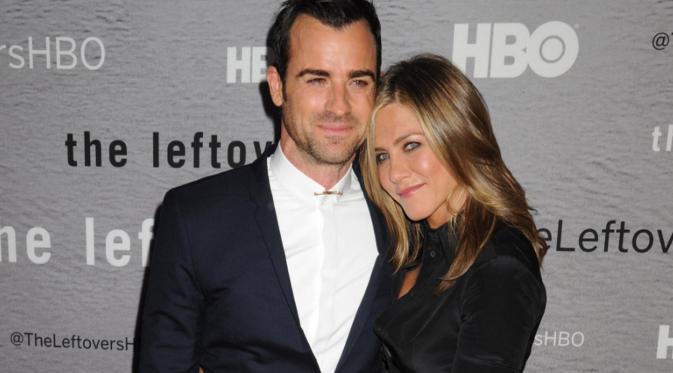 Sempat diisukan rumah tangganya berada di ujung tanduk, Jennifer Aniston makin mesra dengan sang suami, Justin Theroux.   