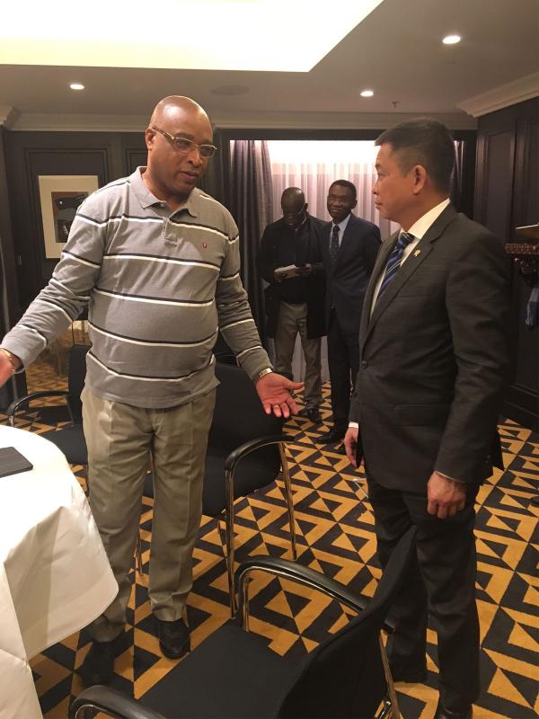 Pertemuan bilateral Menteri ESDM Ignasius Jonan dengan Menteri Perminyakan dan Hidrokarbon Gabon Etienne Dieudonne Ngoubou di Wina, Selasa 29 November 2016.