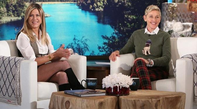 Jennifer Aniston saat bersama Ellen DeGeneres dalam talk show (Dailymail)
