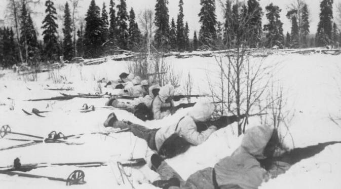 Pasukan patroli Finlandia berjaga-jaga atas kedatangan pasukan Rusia (Imperial War Museums)