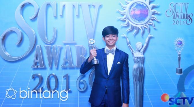 Angga Aldi keluar sebagai pemenang kategori Pendatang Baru Paling Ngetop SCTV Awards 2016. (Adrian Putra/Bintang.com)