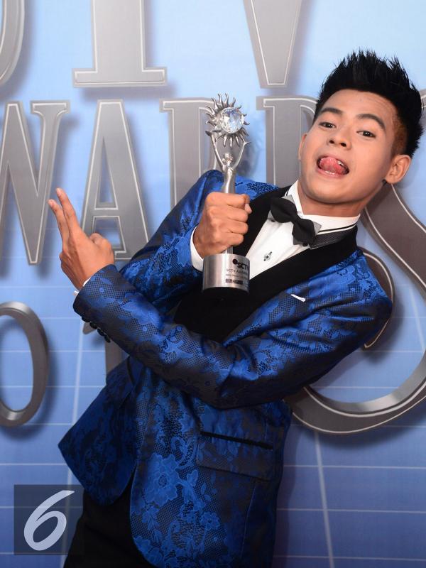 Arnold Leonard meraih penghargaan Aktor Pendamping Paling Ngetop di ajang SCTV Awards 2016. (Herman Zakharia/Liputan6.com)