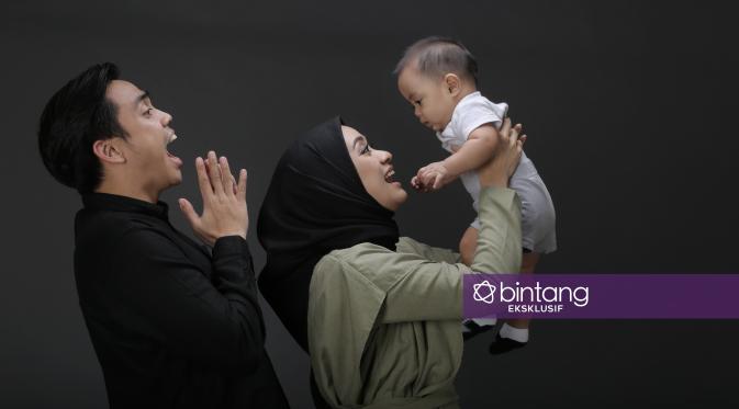 Ayudia Bing Slamet dan Ditto belum gunakan baby sitter menjaga Sekala. (MUA: @victoria_makeupatelier, Wardrobe Ayudia: @hijup, Wardrobe Ditto: @tendencies_id, Stylist: Indah Wulansari, Fotografer: Bambang E. Ros, DI: Muhammad Iqbal Nurfajri/Bintang.com)