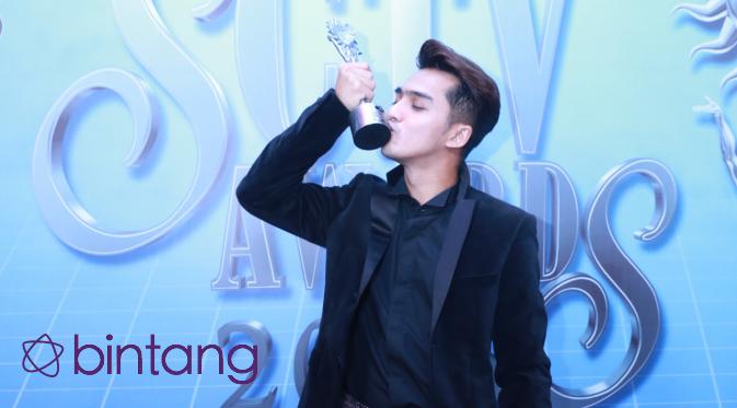Ricky Harun keluar sebagai salah satu pemenang di SCTV Awards 2016. (Adrian Putra/Bintang.com)