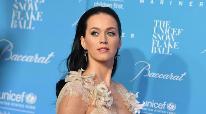 Penyanyi Katy Perry berpose saat menghadiri acara tahunan UNICEF Snowflake Ball ke-12 di Cipriani Wall Street di New York City, AS (29/11). Penampilan Katy angun menjadi pusat perhatian para awak media. (AFP Photo/Angela Weiss)