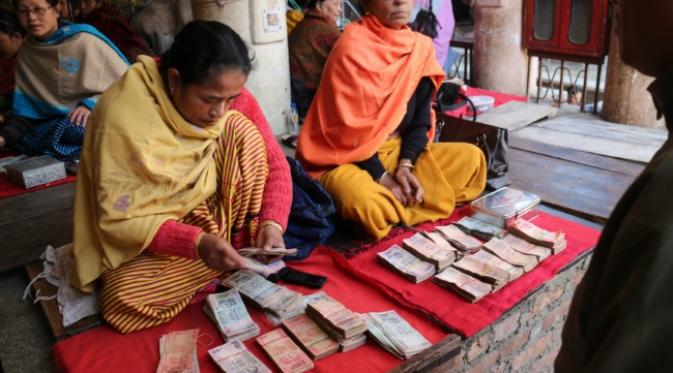 Pedagang uang di pasar unik oleh kaum ibu di Imphal, Manipur, India. (Lipuatn6.com/Alexander Lumbantobing)