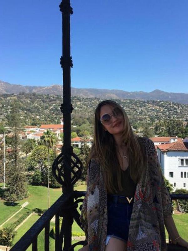 Cinta Laura saat berada di Santa Barbara, California (Instagram/@claurakiehl)