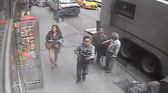 Pencuri yang belum teridentifikasi tersebut melarikan seember kepingan emas seberat 31 kilogram, dari dalam sebuah truk di pinggir jalan di Manhattan (NYPD/Dailymail.com)