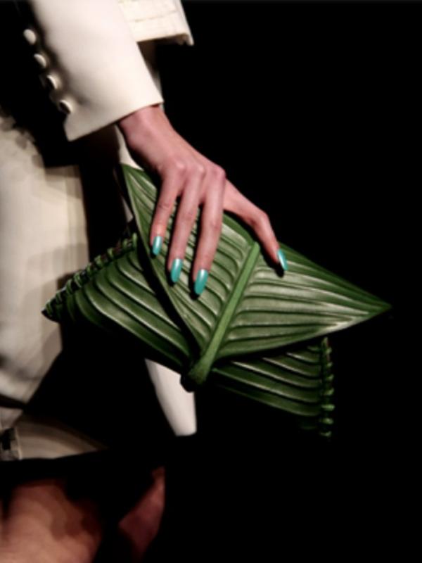 Tas fashionable keluaran Hermes ini terlihat seperti bungkusan nasi uduk. (via: worldofbuzz.com)
