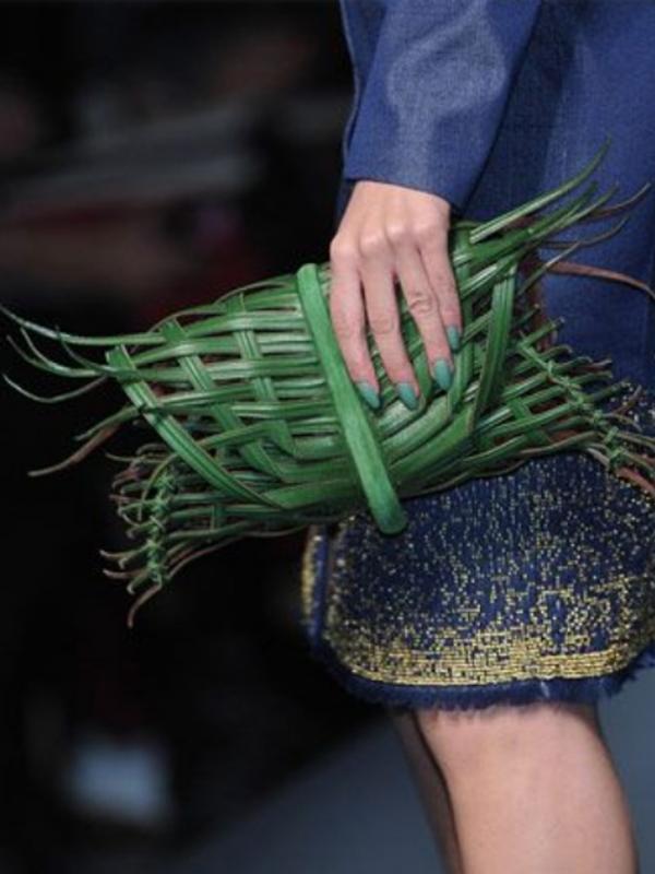Tas fashionable keluaran Hermes ini terlihat seperti bungkusan nasi uduk. (via: worldofbuzz.com)