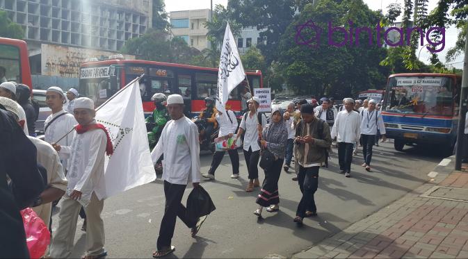 Ratusan massa yang akan turut hadir dalam Aksi Damai 212 mulai berdatangan menuju Monumen Nasional (Monas). (Bintang.com/Gadis Abdul)