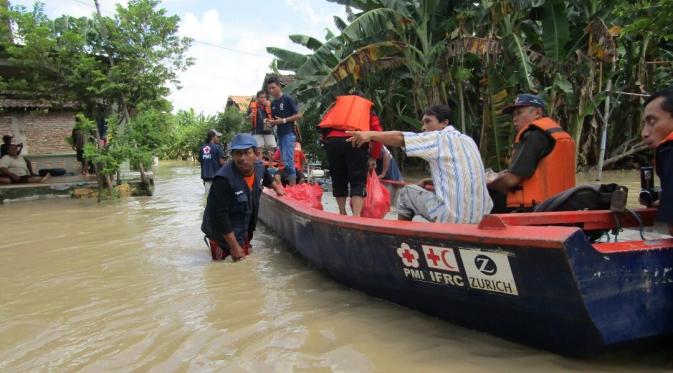 (PMI Bojonegoro) Distribusi logistik ke warga terdampak banjir di Kecamatan Trucuk Kabupaten Bojonegoro oleh PMI 