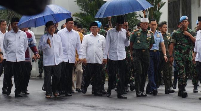 Presiden Jokowi dan Wakil Presiden Jusuf Kalla terlihat memilih berjalan kaki seusai melaksanakan salat Jumat bersama di Monas bersama para pendemo aksi damai 2 Desember. Sumber : Jawa Pos.