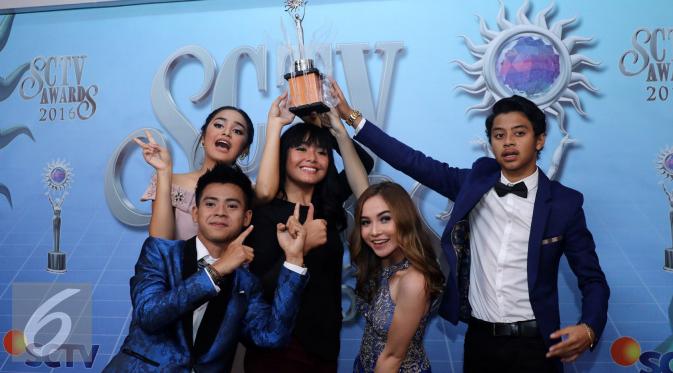 Para bintang sinetron Mermaid in Love usai menerima penghargaan sebagai Sinetron Paling Ngetop di SCTV Awards 2016. (Herman Zakharia/Liputan6.com)