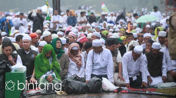 Hujan Deras, Begini Suasana Salat Jumat di Monas Hari Ini. (Bintang.com/Adrian Putra)