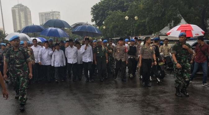Setelah fenomenal jaket bomber Jokowi, kini payung biru yang dipakai Jokowi sudah dibuka open order. (via: Twitter)