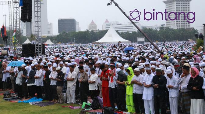 Presiden Joko Widodo (Jokowi) ikut salat Jumat berjamaan dengan peserta aksi super damai 212 di Monumen Nasional (Monas), 2 Desember 2016. (via: Adrian Putra/Bintang.com)