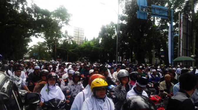 Demo 2 Desember atau Aksi Damai 212 berlangsung khidmat di Kota Medan, Sumatera Utara. (Liputan6.com/Reza Perdana)