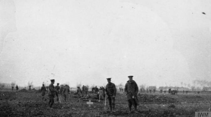 Pasukan Jerman dan Inggris sama-sama menguburkan korban tewas dalam pertempuran 18 Desember 1914. (Sumber Imperial War Museum)