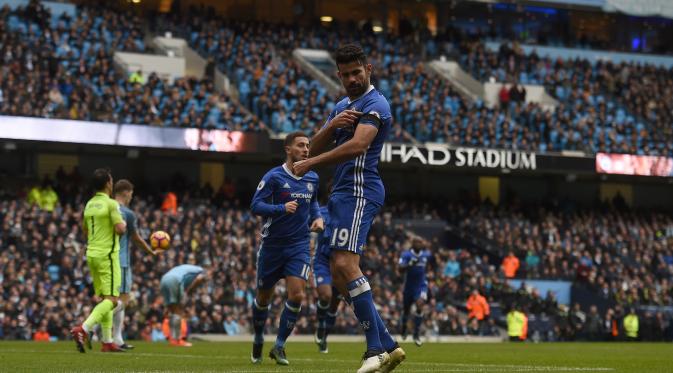 Selebrasi striker Chelsea, Diego Costa, usai membobol gawang Manchester City pada pertandingan lanjutan Premier League, di Etihad Stadium, Sabtu (3/12/2016). (AFP/Paul Ellis). 