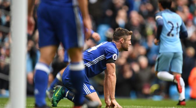 Reaksi bek Chelsea, Gary Cahill, usai mencetak gol bunuh diri saat menghadapi Manchester City, pada pertandingan lanjutan Premier League, di Stadion Etihad, Sabtu (3/12/2016). (AFP/Paul Ellis). 