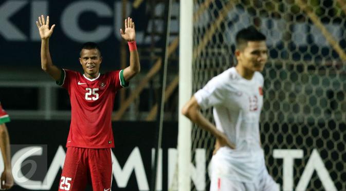 Bek Timnas Indonesia, Manahati Lestaluhu (kiri) mengangkat tangan usai memastikan kemenangan pada laga semifinal pertama Piala AFF 2016 melawan Vietnam di Stadion Pakansari, Bogor, Sabtu (3/12). Indonesia unggul 2-1. (Liputan6.com/Helmi Fithriansyah)