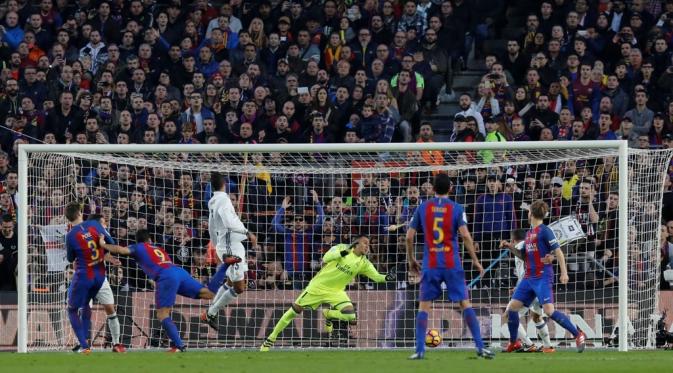 Striker Barcelona, Luis Suarez, mencetak gol ke gawang Real Madrid pada laga La Liga, di Stadion Camp Nou, Sabtu (3/12/2016). (AFP/Pau Barrena)