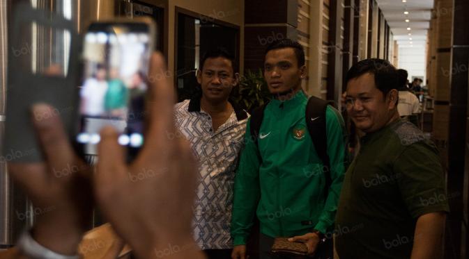 Penyerang Timnas Indonesia, Ferdinand Sinaga, selfie bersama warga jelang keberangkatan menuju Vietnam di Hotel Lor In, Jawa Barat, Minggu (4/12/2016). (Bola.com/Vitalis Yogi Trisna)