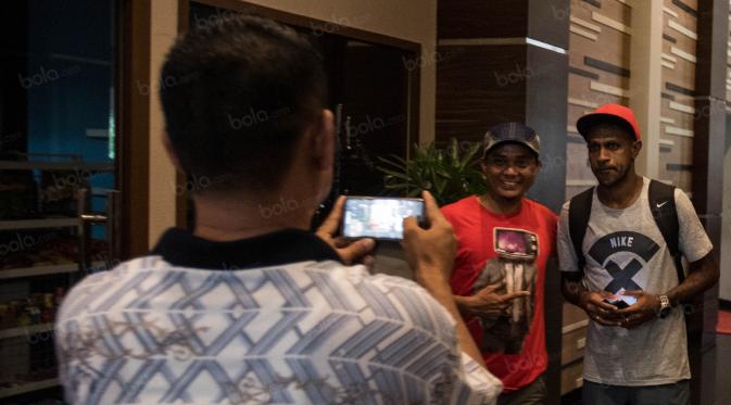 Penyerang Timnas Indonesia, Boaz Solossa, selfie bersama warga jelang keberangkatan menuju Vietnam di Hotel Lor In, Jawa Barat, Minggu (4/12/2016). (Bola.com/Vitalis Yogi Trisna)