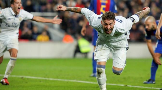 Pada injury time, Real Madrid akhirnya mampu menyamakan kedudukan melalui gol sundulan Sergio Ramos. Gol tersebut diciptakan Ramos setelah memanfaatkan umpan tendangan pojok Luka Modric. (AFP/Pau Barrena)