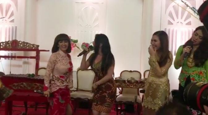 Julia Perez dan Dewi Perssik tampil bersama (Foto: Instagram)