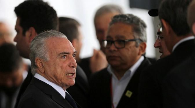 Presiden Brasil ikut memberikan penhormatan terkahir. Namun pemimpin negara itu menunggu peti mati tim Chapecoense di Bandara (reuters)