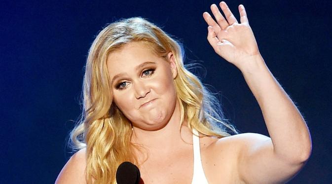 Miliki tubuh gemuk, Amy Schumer dibully karena terpilih untuk perankan tokoh Barbie. (Via: US Weekly)