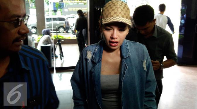 Nikita Mirzani mendatangi Polres Jakarta Selatan terkait kasus pencemaran nama baik oleh Julia Perez. (Rizky Aditya Saputra/Liputan6.com)