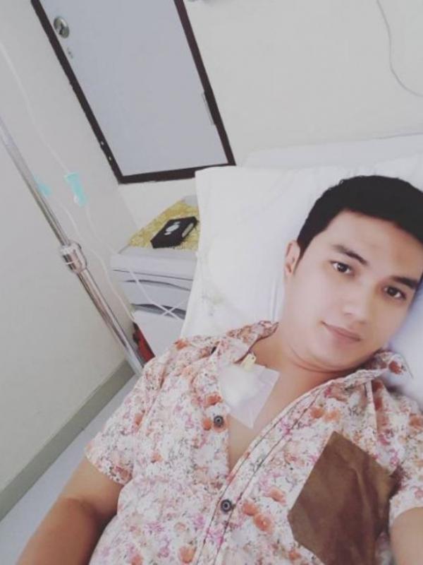 Aldi Taher saat dirawat di rumah sakit setelah terkena kanker. (Instagram - @alditaher_official)